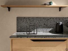 Détail du Q-TOP en résine de quartz 9A gris terrazzo avec dosseret assorti de 20 cm de haut et poignée code 702